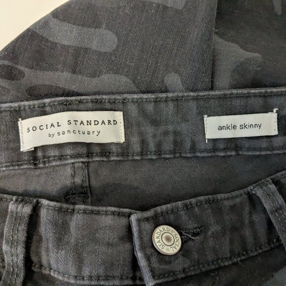 SOCIAL STANDARD BY SANCTUARY Ankle Skinny Black/Gray Camo Jeans; Size 10 - Picture 3 of 4